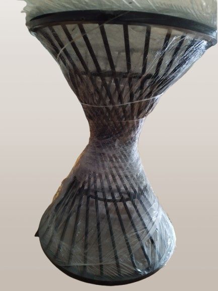 Стильный обеденный стол с чугунной основой и стеклянной столешницей