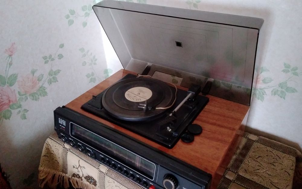 Продам радиолу с пластинками