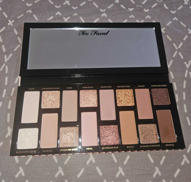 Too Faced Born this Way The Natural Nudes палитра