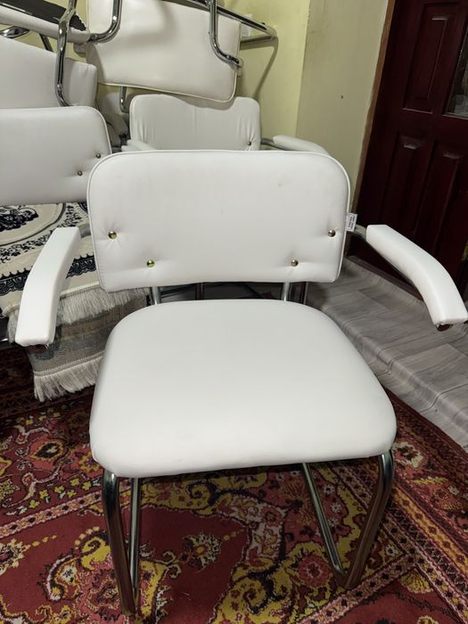 Стулья для офиса белые