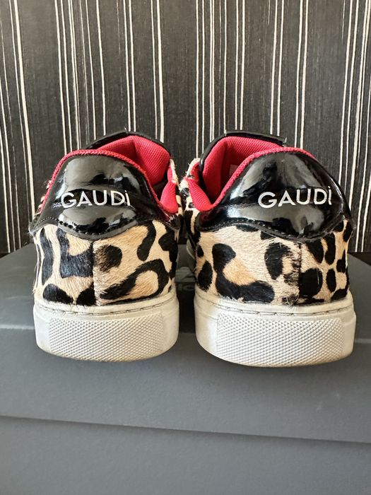 Продавам дамски кецове GAUDI