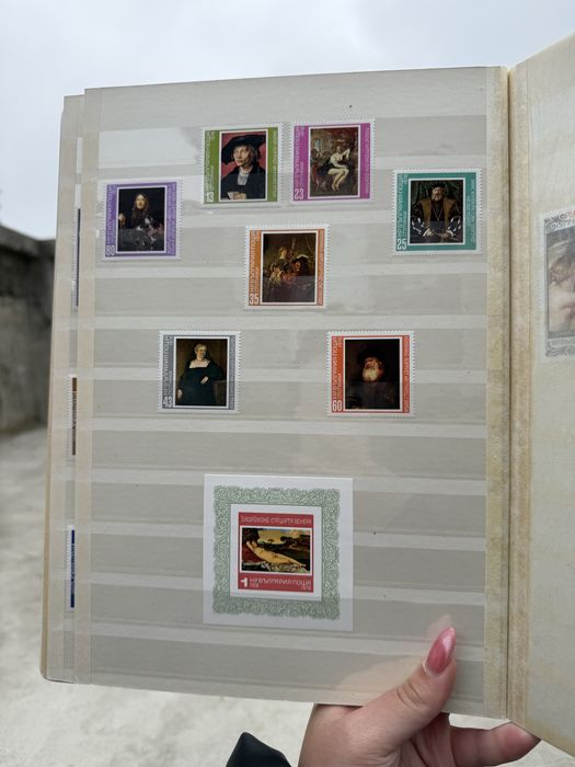 Голям класьор с различни пощенски марки