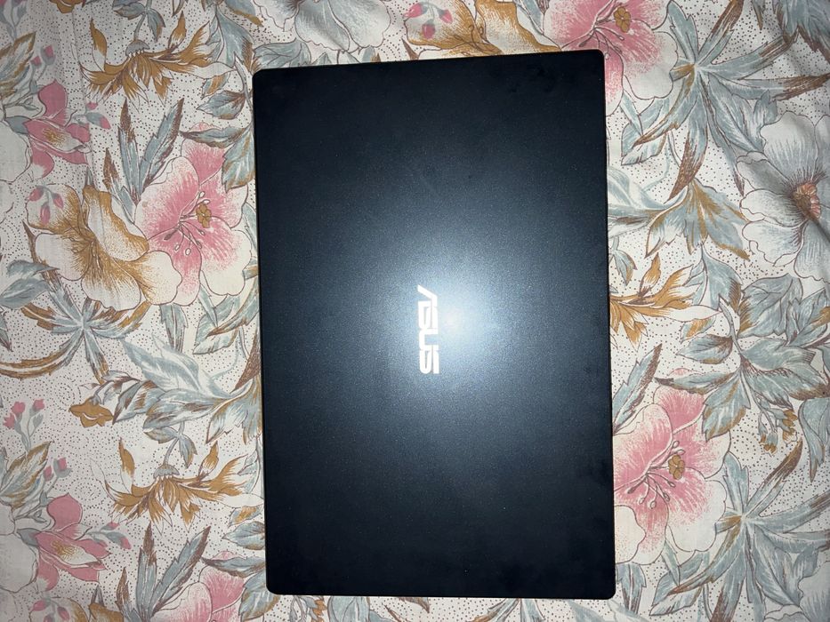 Laptop Asus 8GB RAM, ecran rabatabil ideal pentru scoala sau