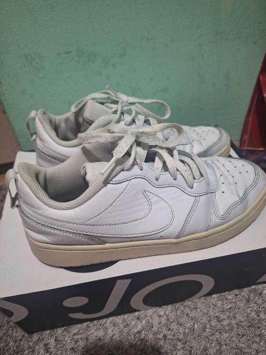 Бели обувки Nike