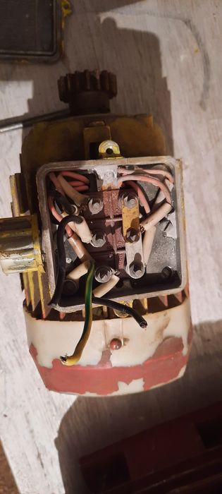 Электродвигатель (желтый)