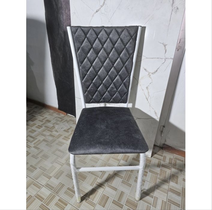 Продам кухонный стол и стулья 8 шт