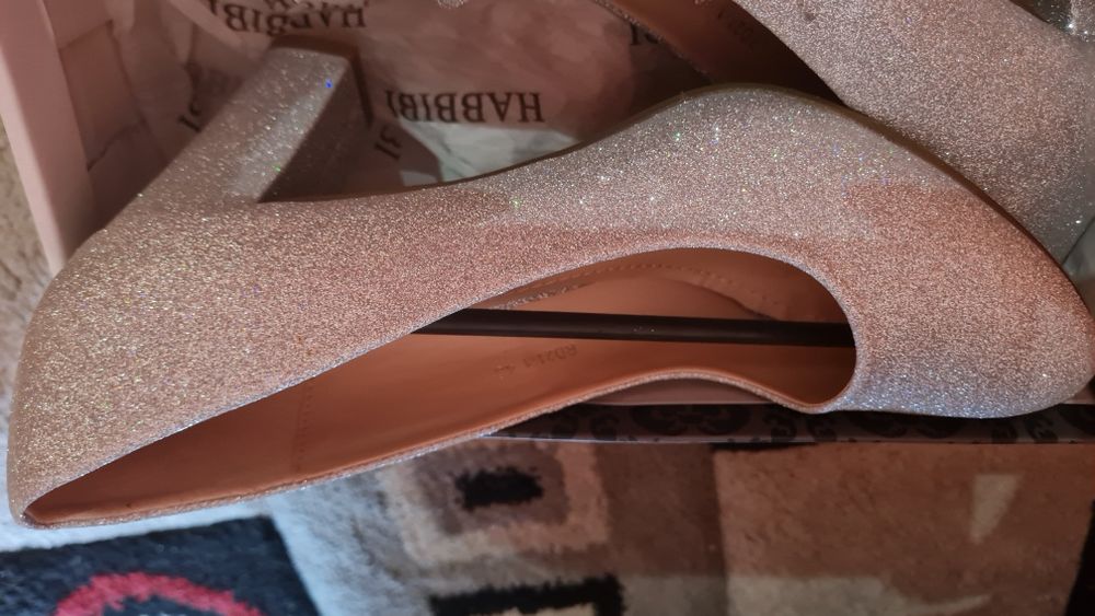 Блестящи сребърни обувки