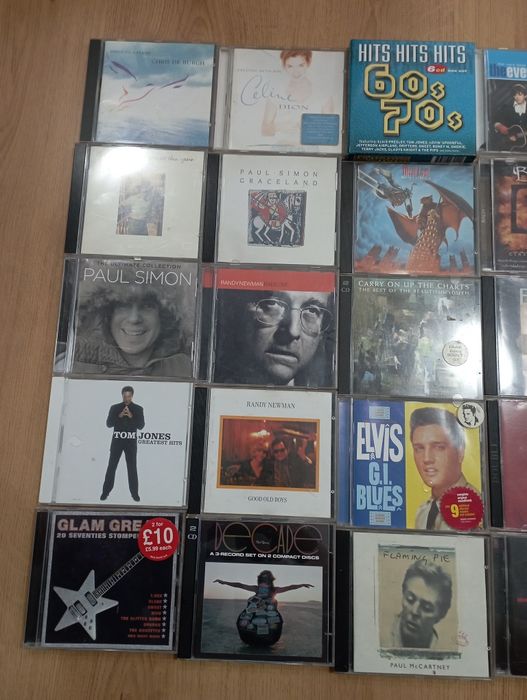 CD-та с музика, около 25-26 парчета