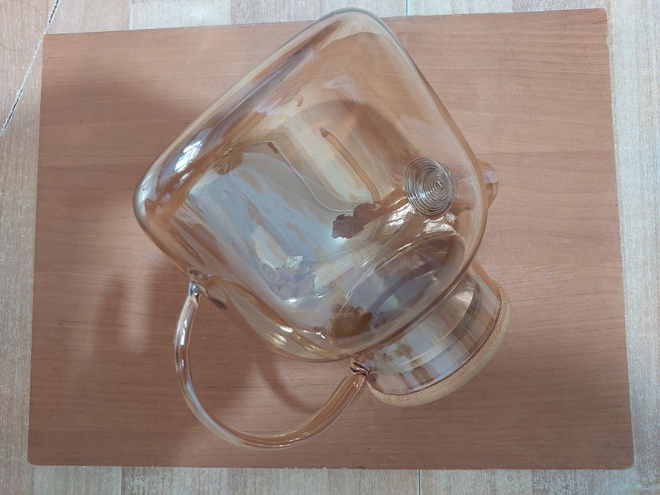 Стеклянный абсолютно новый чайник