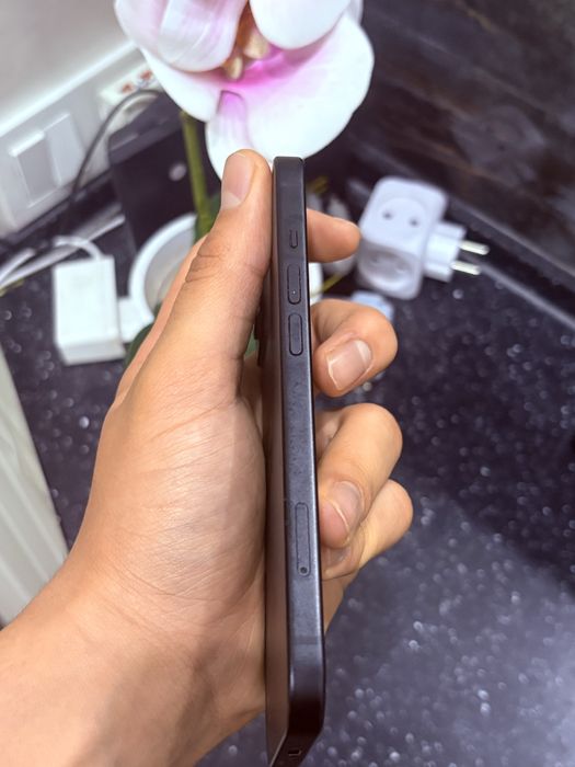 Чёрный iphon 15.