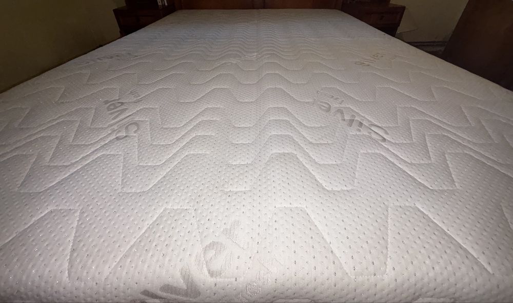 Dormitor din lemn masiv, în stil clasic