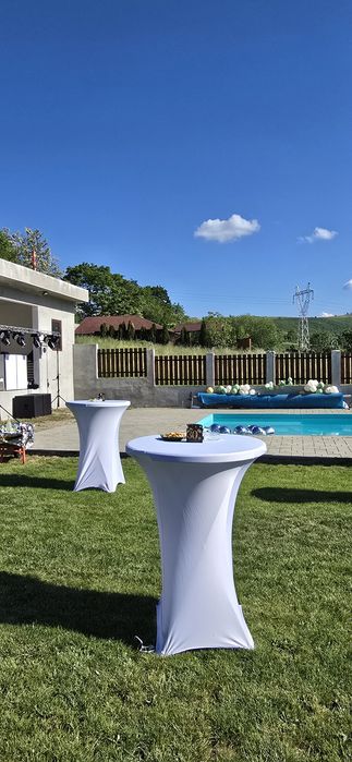 Închiriez mese de cocktail