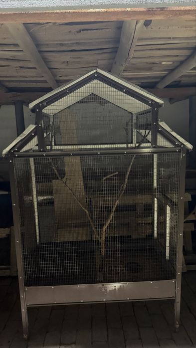 Клетка - большая декоративная клетка.