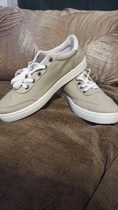 Продам кроссовки новый