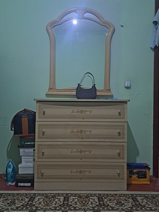 Камод с зеркалом