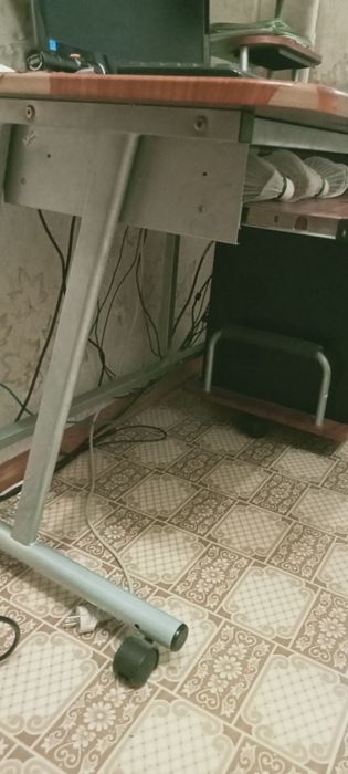 Продам компьютерный стол