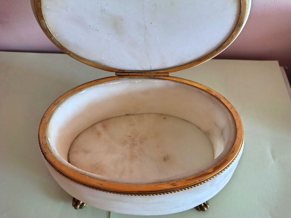 Невероятно Красива Кутия За Бижута- Алабастър Със Позлата