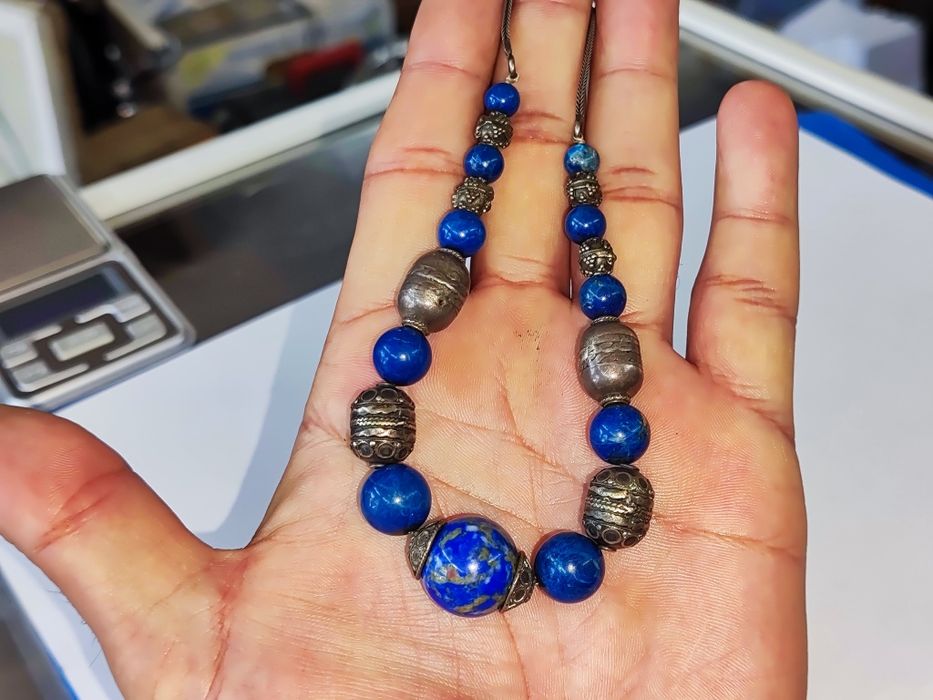 Сребърно колие с камъни лапис