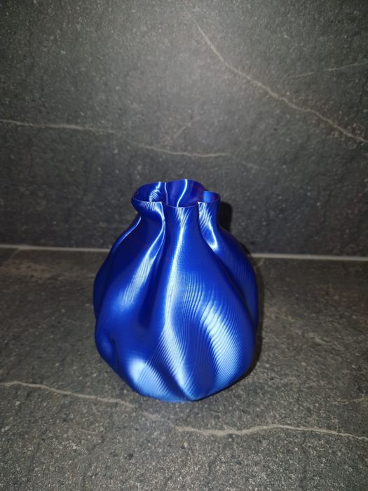 Vază decorativă printată 3D, înălțime 15 cm, lățime 10 cm