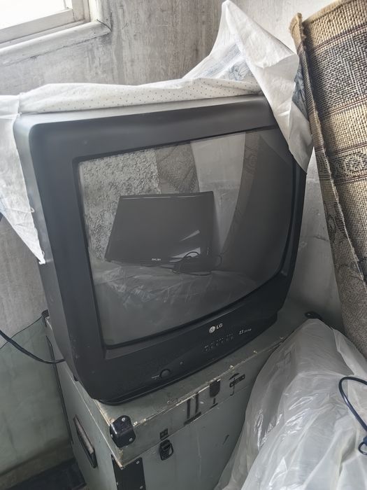 Отдам даром мебель и телевизор