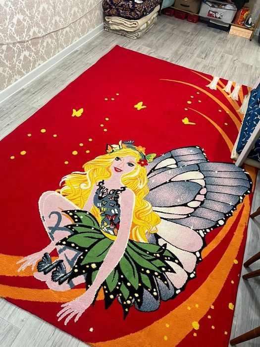 Шкаф, ковер, шторы