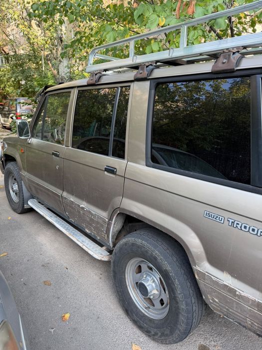 машина Isuzu Trooper