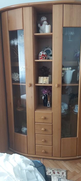 Vând vitrină din lemn masiv