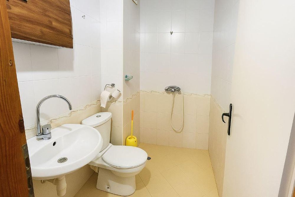 Дава се под наем Двустаен апартамент в Варна, Цветен квартал - 80 кв.м за 425 € - Снимка #3