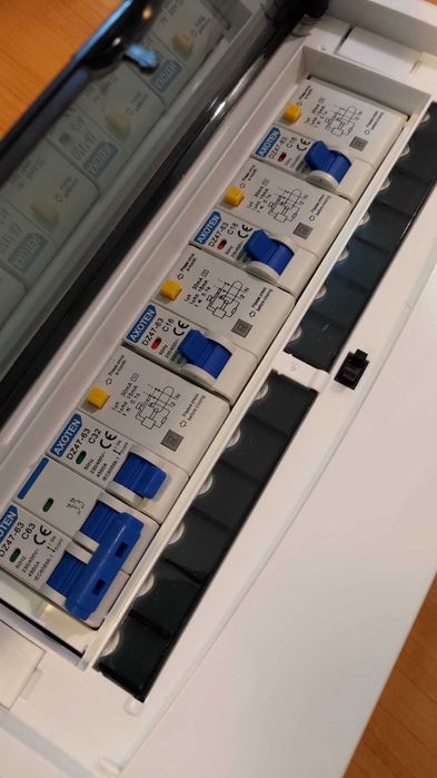 Tablou de distribuție AXOTEN echipat cu MCB 2P si diferentiale MCBO