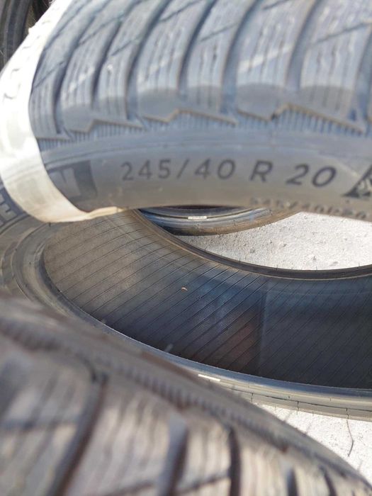 Гуми Pirelli задни 275 35  20. Предни 245 40 20.Спорт пакет
