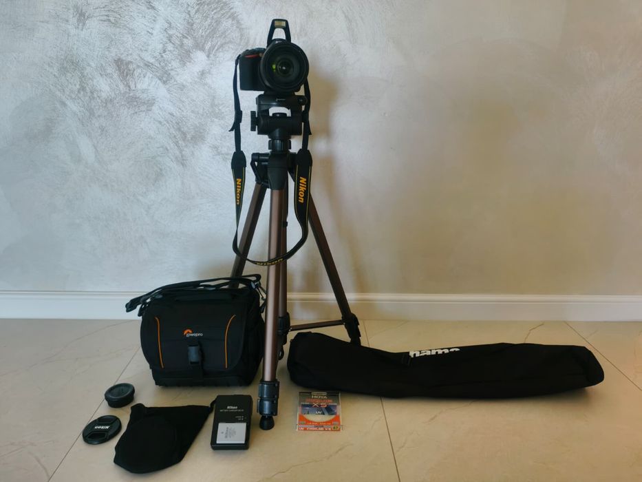 Nikon D5600 Kit complet, 1032 shutter count, trepied si card 128 gb