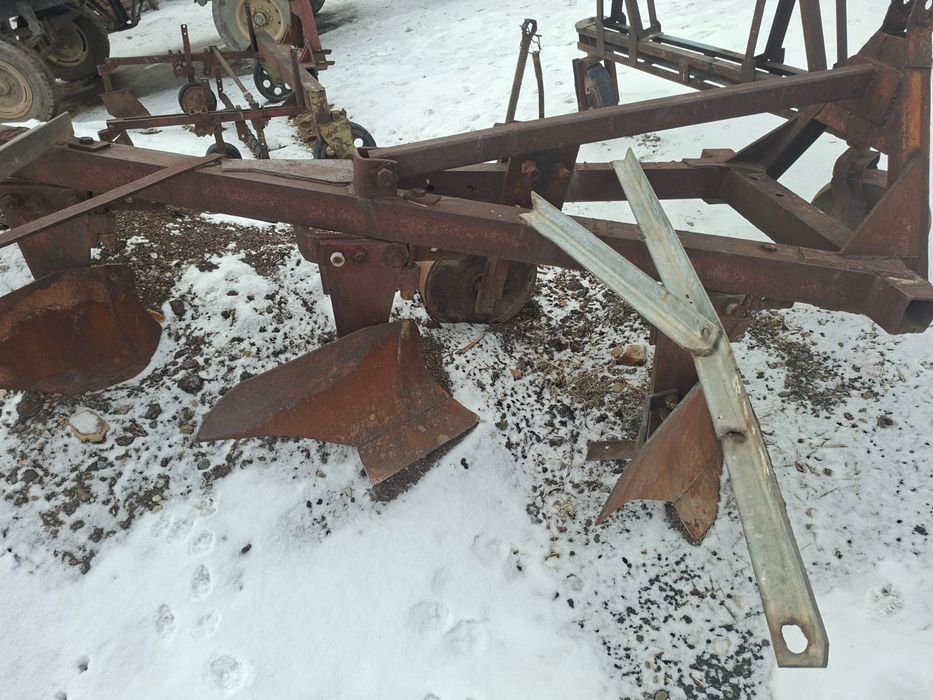 Трактор мтз80 с 2 телегами и плугом