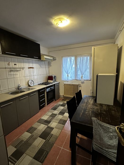 Inchiriez Apartament 3c + living