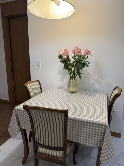 Продам стол и 3 стула + скатерть