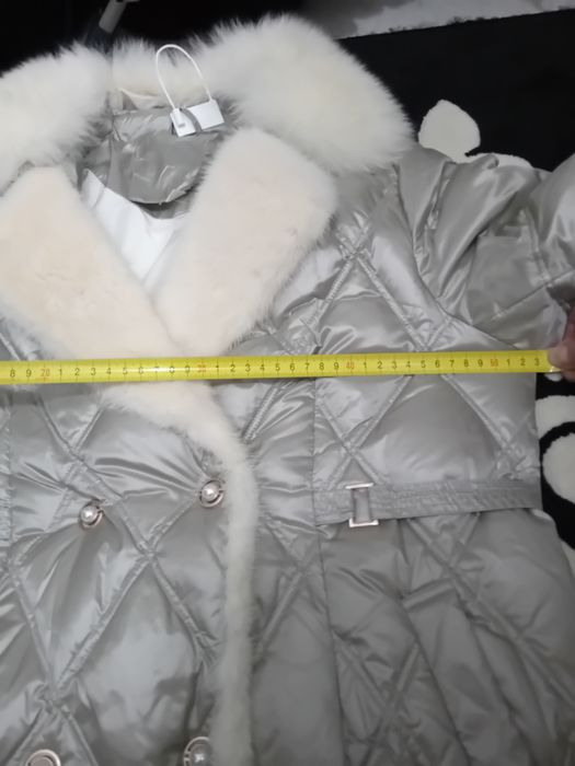 Vând Haină Nouă cu Vizon crem la guler, Masura M - Lla