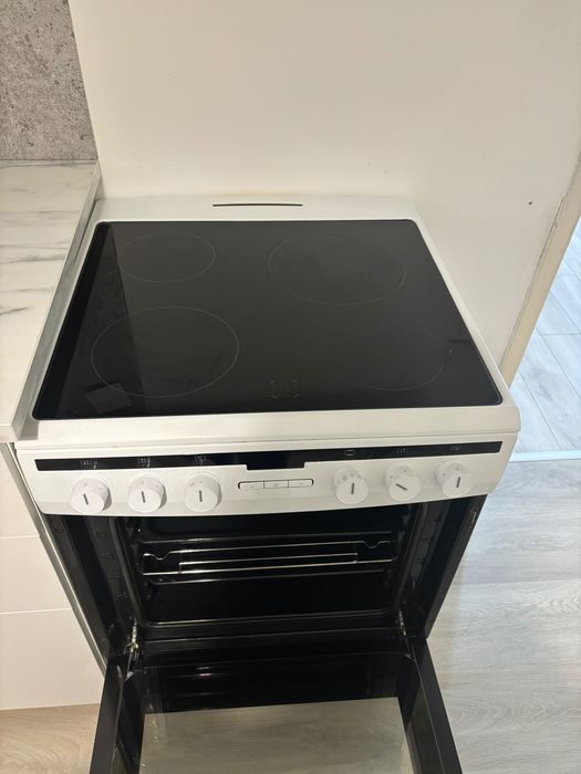 Готварска печка с керамичен плот Amica