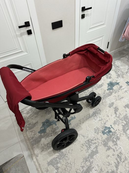 Продам детскую коляску Quinny Moodd