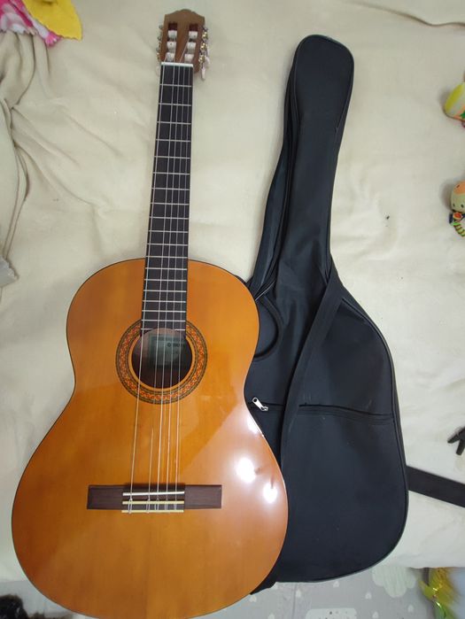 Продам гитару Yamaha C40 классическая