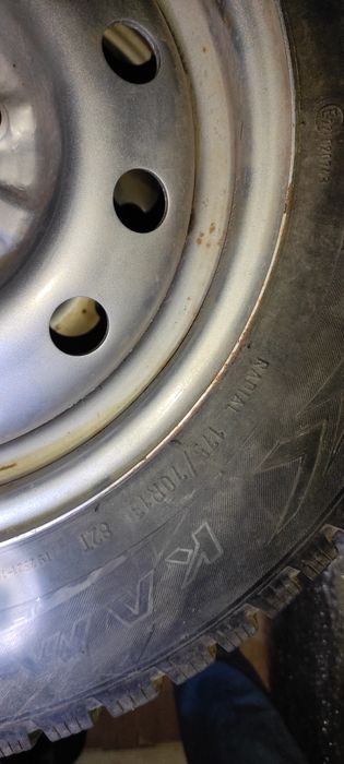 Продам шины 13 с диском 3 штуки за 30 тыс