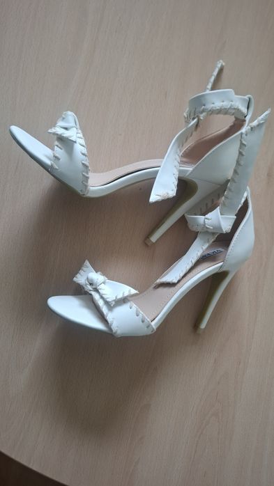 Дамски бели сандали