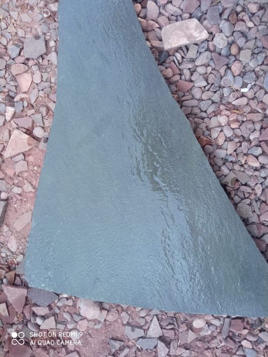 Красный дикий камень