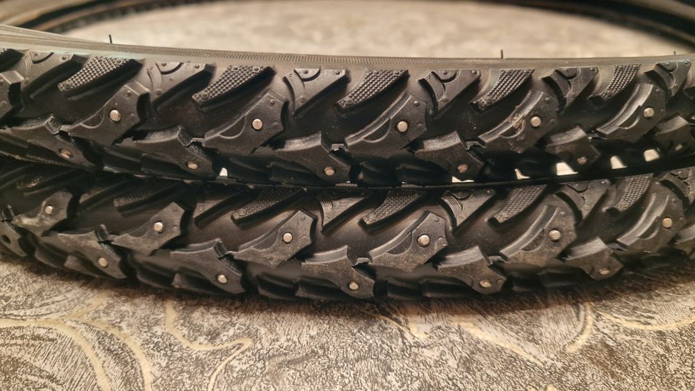 Продам шипованные велопокрышки