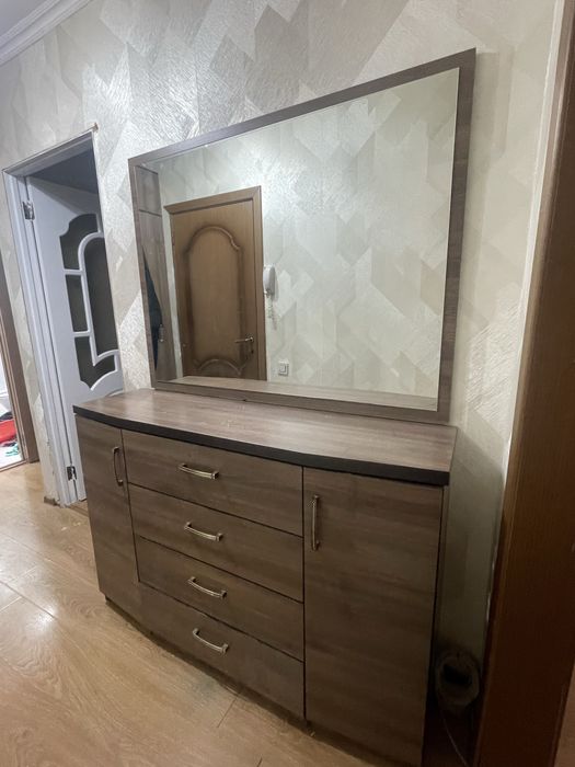 Комод с зеркалом