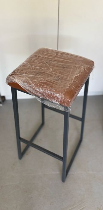 Продават се 8 броя бар столове тапицирани с искуствена кожа,