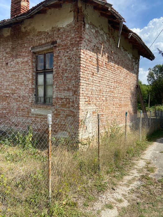 Упи с масивна сграда