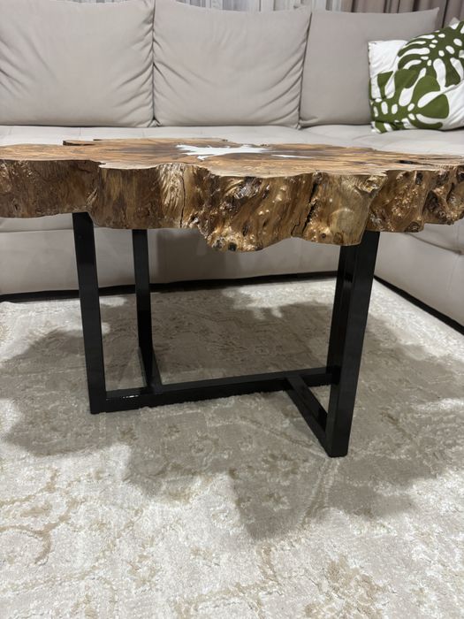 Холна маса от маслиново дърво и епоксидна смола – уникат