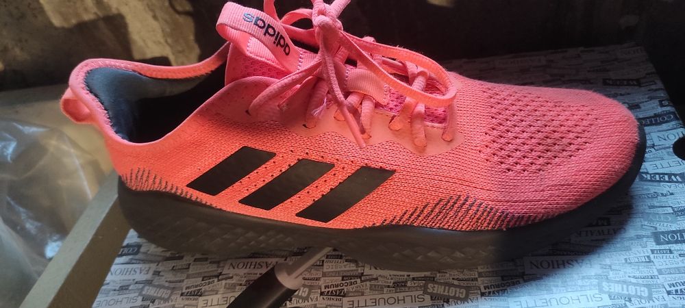 Маратонки и обувки Adidas и други