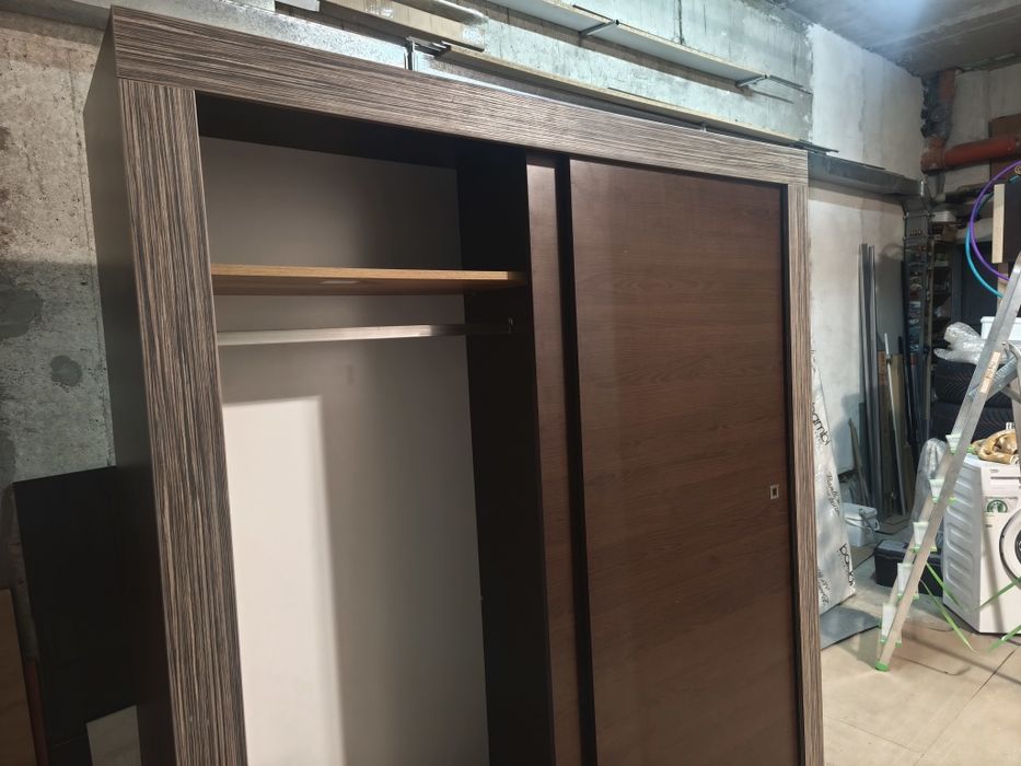 Гардероб с плъзгащи врати