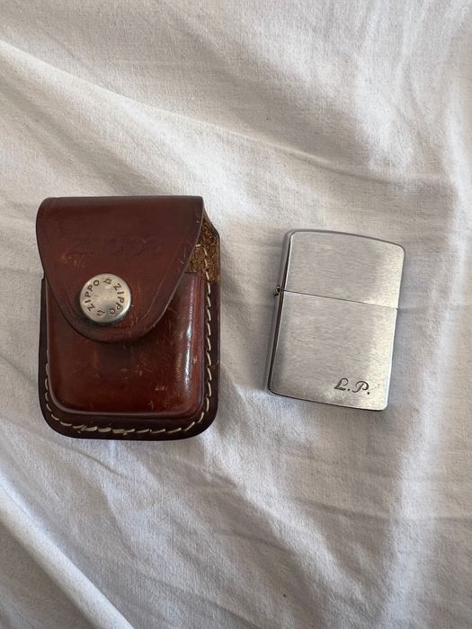 Voi vinde o brichetă de benzină Zippo cu o copertă.