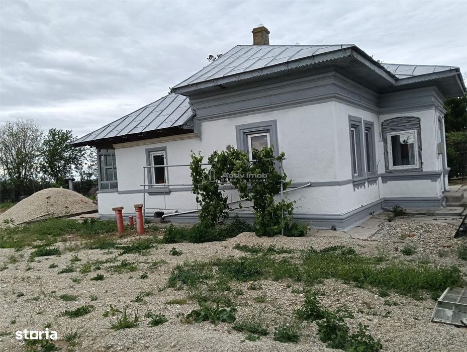 Casa individuala reconditionata partial-Teren 900 mp-Toate utilitatile